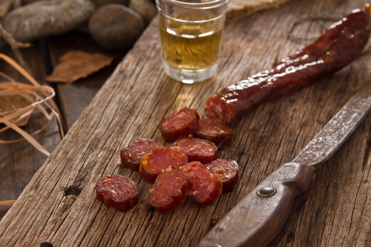 Linguiça Curada 3 Pimentas Santo Cutelo: A Ousadia do Sabor Intenso (140g)