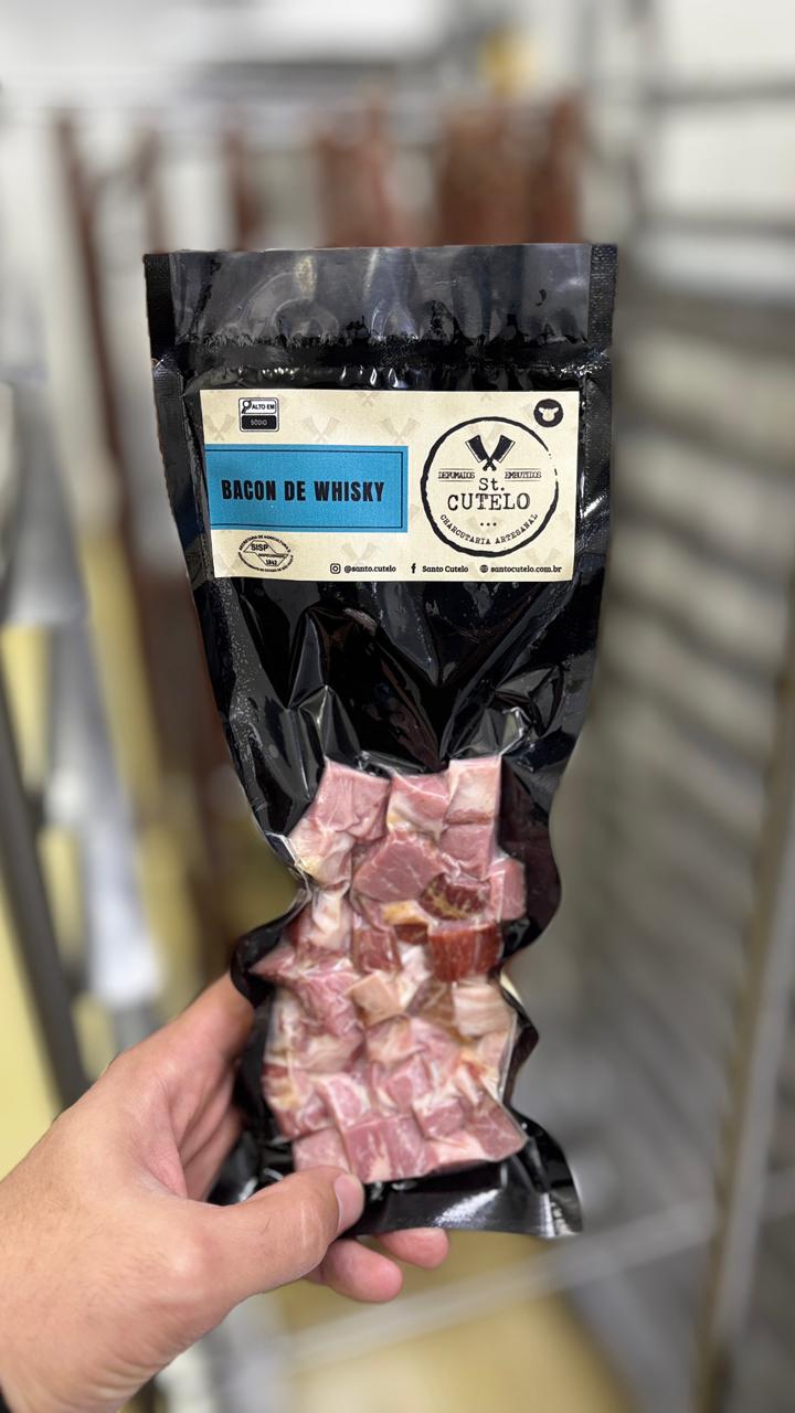 Bacon de Whisky Cubos 120g Santo Cutelo: A Essência da Defumação Artesanal
